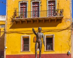 La statua di Miguel Hidalgo all'Alhondiga de Granaditas di Guanajuato, Messico. Il monumento venne eretto nel 1871 nel luogo dove Hidalgo diede inizio alla battaglia per l'indipendenza ...