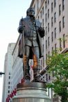 La statua di Moses Cleaveland in Public Square nel centro di Cleveland, Ohio. La fondazione della città si deve agli sforzi del generale Moses che gettò le basi dell'odierna ...