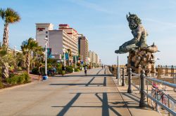 La statua di Nettuno sul lungomare di Virginia Beach, USA: a realizzarla è stato lo scultore Paul DiPasquale - © Sherry V Smith / Shutterstock.com