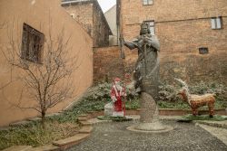 La statua di re Lokietek con gli addobi natalizi a Tarnow, Polonia, durante una nevicata - © Maria_Janus / Shutterstock.com