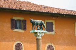 La statua di Remo, Romolo e della lupa capitolina a Pisa, Toscana. Città d'arte, storia e cultura, Pisa ospita nel luogo dei Miracoli la famosa statua della lupa che nutre i giovani ...