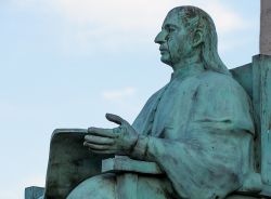La statua di un uomo seduto nel cuore di Monterrey, Messico.
