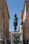 La statua in bronzo di un antico guerriero a Arzachena, Sardegna - © Philip Bird LRPS CPAGB / Shutterstock.com