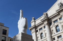 La statua L.O.V.E. di Maurizio Cattelan davanti al Palazzo della Borsa in centro a Milano - © Arkela / Shutterstock.com