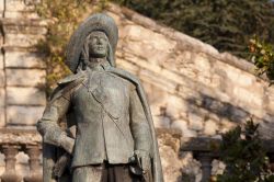 La statua marmorea di D'Artagnan lungo lo scalone monumentale di Auch, Guascogna, Francia.



