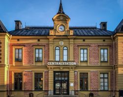 La stazione centrale di Linkoping in una giornata con il cielo blu, Svezia - © MKunpot / Shutterstock.com