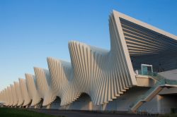 La stazione ferroviaria ad alta velocità di Reggio Emilia, Emilia Romagna. La struttura che accoglie i viaggiatori è stata progettata dall'architetto Calatrava; il design futuristico ...