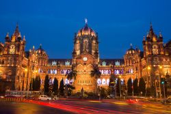La stazione ferroviaria Chatrapati Shivaji a Mumbai, India, fotografata di notte. Chiamata in origine Victoria Terminus, è un edificio storico della città di Mumbai. Dal 2004 fa ...