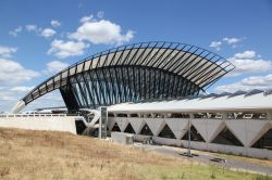 La stazione ferroviaria collega con l'aeroporto Saint Exupery di Lione, Francia - © ricochet64 / Shutterstock.com 