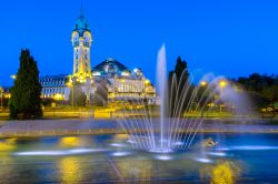 La stazione ferroviaria di Limoges-Bénédictins by night, Francia.

