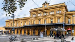 La stazione ferroviaria di Modena, Emilia-Romagna. Aperta nel 1859, questa tratta ferroviaria fa parte della linea Milano-Bologna. Ogni anno sono circa 6 milioni e 500 mila i viaggiatori che ...