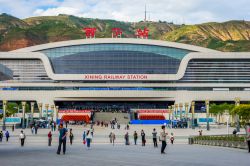 La stazione ferroviaria principale di Xining in Cina - © dinozzaver / Shutterstock.com