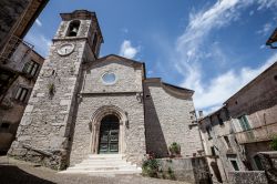 La storica Chiesa Parrocchiale di San Martino nel centro storico di Castelpetroso in Molise. - © Angelo Cordeschi / Shutterstock.com