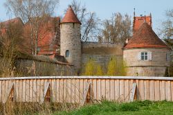 La storica cittadina di Dinkelsbuhl, Germania, adagiata nella vallata del fiume Wornitz.

