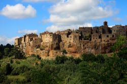 La storica collina di Pitigliano, provincia di Grosseto, Toscana, al calar del sole - © Paolo Trovo / Shutterstock.com