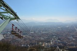 La storica funivia di Grenoble vista dalla Bastille, Francia. Chiamata "les bulles" dagli abitanti di Grenoble, questa ovovia accompagna alla scoperta di un interessnate itinerario ...