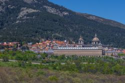 La storica residenza di San Lorenzo de El Escorial, Madrid, Spagna. Questa enorme costruzione è lunga 208 metri e larga 162 metri; realizzata in granito grigio-bruno, si presenta ricoperta ...