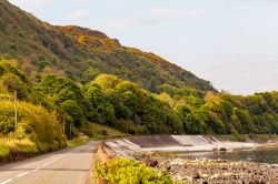 La strada a costiera che da Larne conduce verso il Giant Causeway