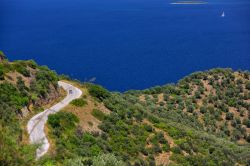 La strada che collega Milina e Trikeri nella penisola di Pelion, Trikeri (Grecia). Questa regione è nota come Terra dei Centauri. 

