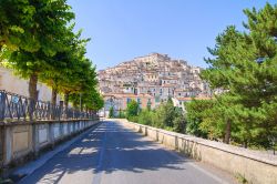 La strada che da Castrovillari conduce a Morano Calabro, che si erge maestoso su di un colle