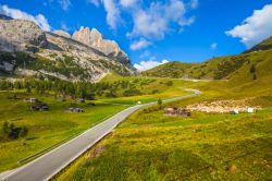 La strada che dal passo di Fedaia scende in Val di Fassa in Trentino, Dolomiti