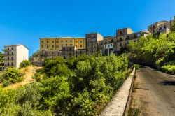 La strada che porta a Petralia Sottana, Palermo (Sicilia), in estate.

