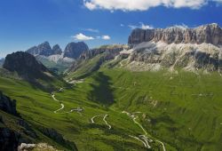 La strada del Passo Pordoi, versante di Arabba, Dolomiti