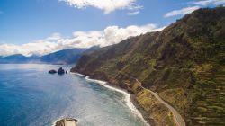 La strada litoranea sull'isola di Faial, arcipelago delle Azzorre, Portogallo.

