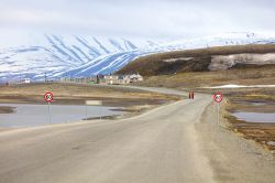 La strada per Adventsdalen a Longyearbyen, isole Svalbard, Norvegia. Questa valle si trova sull'isola di Spitsbergen, la più grande e l'unica abitata da popolazione permanente ...