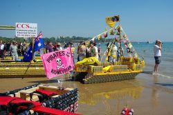 La strampalata gara della Darwin Beer Can Regatta in Australia  - © Donama, CC BY 3.0, Wikipedia