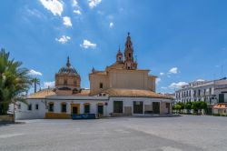 La suggestiva chiesa di San Pedro a Carmona, provincia di Siviglia (Spagna). La torre, che spicca sulla città, è stata terminata nel 1783 - © Dolores Giraldez Alonso / Shutterstock.com ...