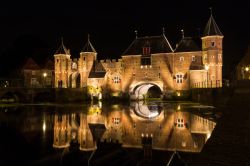 La suggestiva Koppelpoort fu costruita attorno al 1425 e si trova nella zona nord-ovest del centro di Amerfoort, sul fiume Eem - © Marcel van den Bos / Shutterstock.com