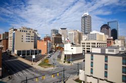 La suggestiva skyline del centro cittadino di Indianapolis, Indiana (USA).