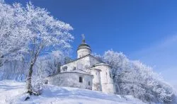 La suggestiva veduta invernale di una chiesa ortodossa vicino al fiume Velikaja a Pskov, Russia.



