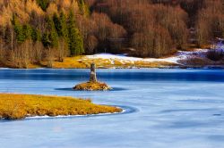 La superfice ghiaggiata del Lago Calamone sul Monte Ventasso