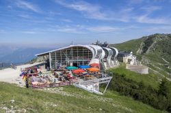 La moderna teleferica ad alta capacità che collega Malcesine al Monte Baldo, Veneto - © Iva Vagnerova / Shutterstock.com