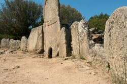 La Tomba dei Giganti di Li Lolghi a Arzachena, Sardegna. Costruita in più fasi, similmente ad altri edifici del territorio gallurese, a partire dall'età del bronzo, è ...