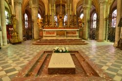 La tomba di Guglielmo il Conquistatore nella chiesa di Santo Stefano a Caen, Francia. La lapide riporta la scritta "Qui riposa l'invincibile Guglielmo il Conquistatore, duca di Normandia ...