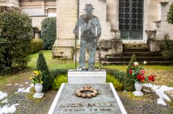 La tomba di Lucio Dalla alla Certosa di Bologna, il cimitero monumentale cittadino - © Luca Lorenzelli / Shutterstock.com