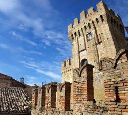 La torre angolare della Rocca di Offagna, Ancona, Marche. Dal 1902 è monumento nazionale.
