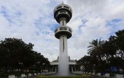 La torre Banhan Chamsai nella città di Suphan Buri (Thailandia). Sorge nel Chaloem Phatthara Rachinee Park - © SUJITRA CHAOWDEE / Shutterstock.com