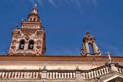 La torre campanaria della chiesa di San Bartolomeo a Jerez de los Caballeros, Spagna. Articolato in tre livelli, il campanile è sormontato da una lanterna con una piccola cupola.


