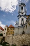 La torre campanaria dell'abbazia di Durnstein, Austria, dedicata all'Assunta.

