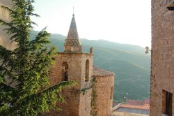 La torre campanaria di una chiesa del centro storico di Geraci Siculo in Sicilia