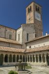 La torre con orologio e il chiostro dell'Abbazia di Senavalle a Follina nel Veneto - © FEDELE FERRARA / Shutterstock.com