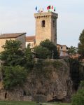 La Torre del Castello dei Conti Aquino nel Lazio. Il primo nucleo del castello dei conti di Aquino nacque su un grande sperone di roccia al centro di due laghi in un sito che fronteggiava la ...