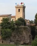 La Torre del Castello dei Conti Aquino nel Lazio. Il primo nucleo del castello dei conti di Aquino nacque su un grande sperone di roccia al centro di due laghi in un sito che fronteggiava la ...