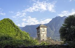 La torre del castello Visconteo a Vogogna, Piemonte. Ricostruendo la storia architettonica di questa fortezza si scopre che probabilmente il nucleo originario doveva avere una torre quadrata ...