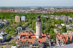 La torre del Nuovo Municipio di Lipsia, Germania, dall'alto. L'imponente costruzione del Palazzo Municipale sorge dai resti del castello di Pleissenburg, divenuto celebre per il dibattito ...