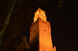 La Torre delle Campane di Noale in Veneto, fotografata di notte.